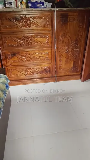 সারি মেহগনি কাঠের ওয়ারড্রব