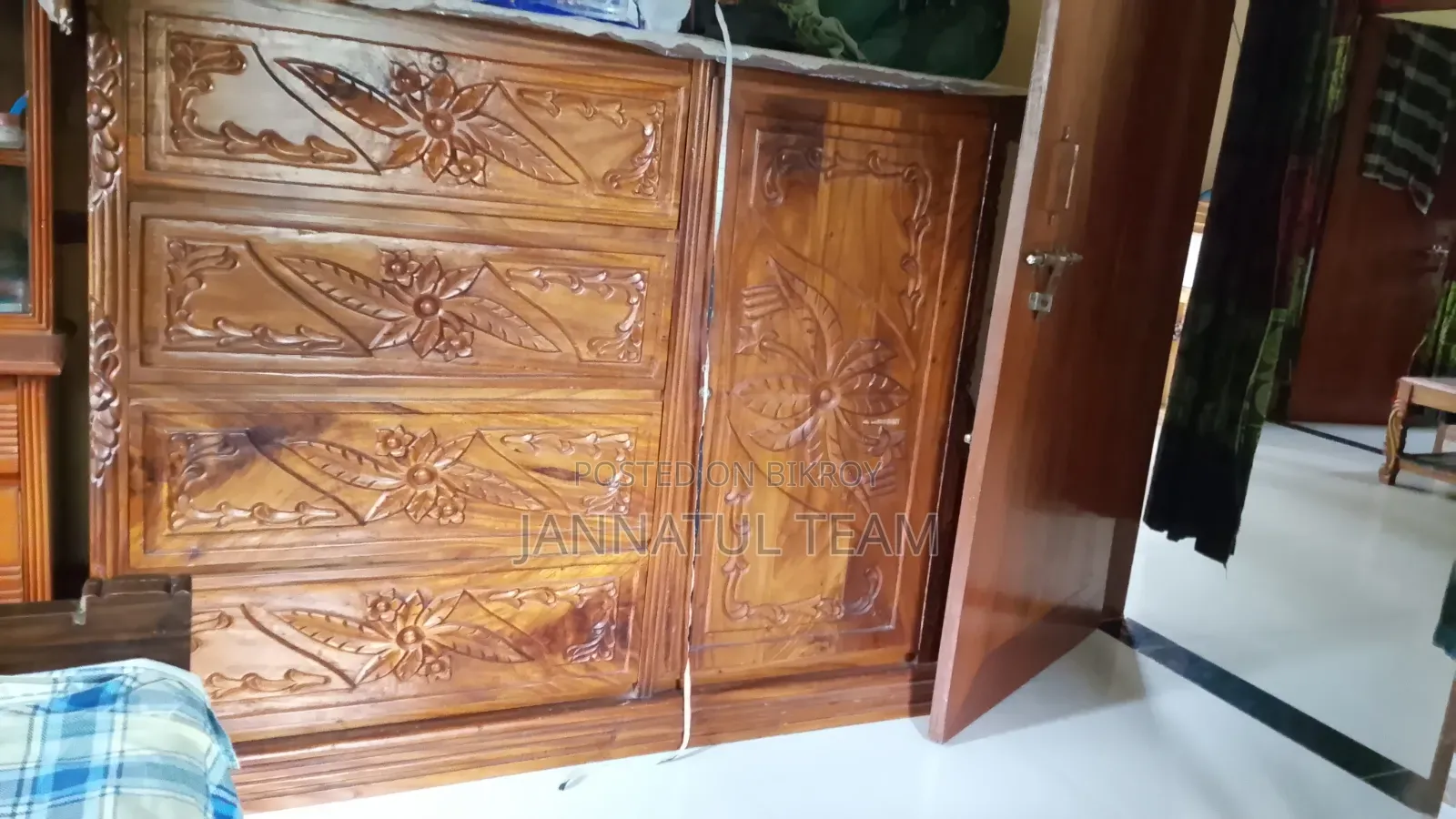সারি মেহগনি কাঠের ওয়ারড্রব