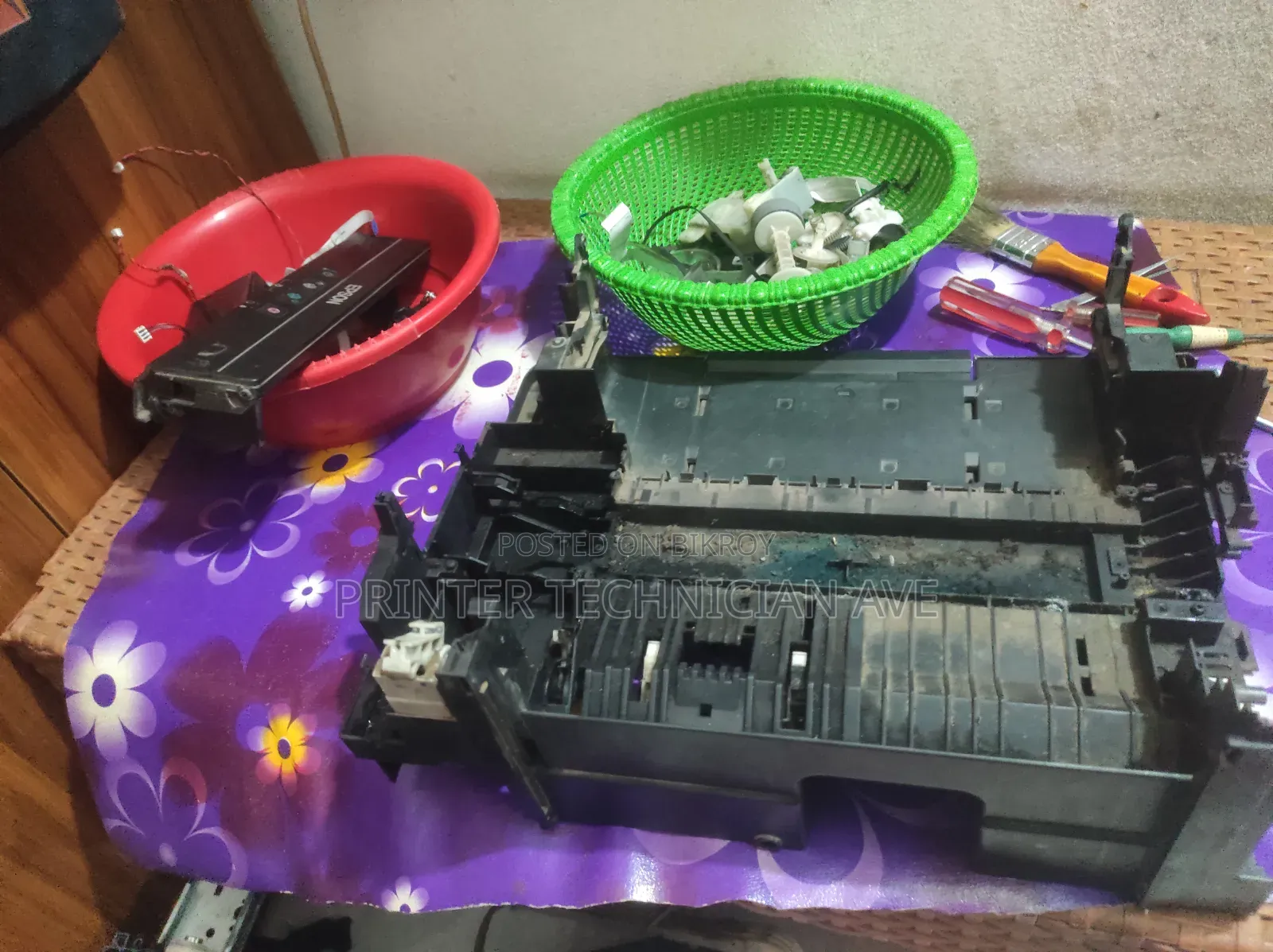 লোকেশনে গিয়ে কালার প্রিন্টার সার্ভিসিং করা হয়...