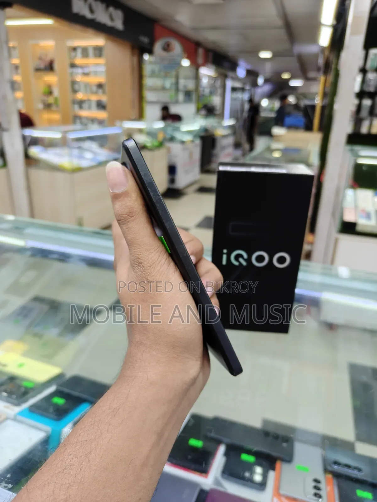 আইকিউওও ২৫৬ জিবি ব্ল্যাক