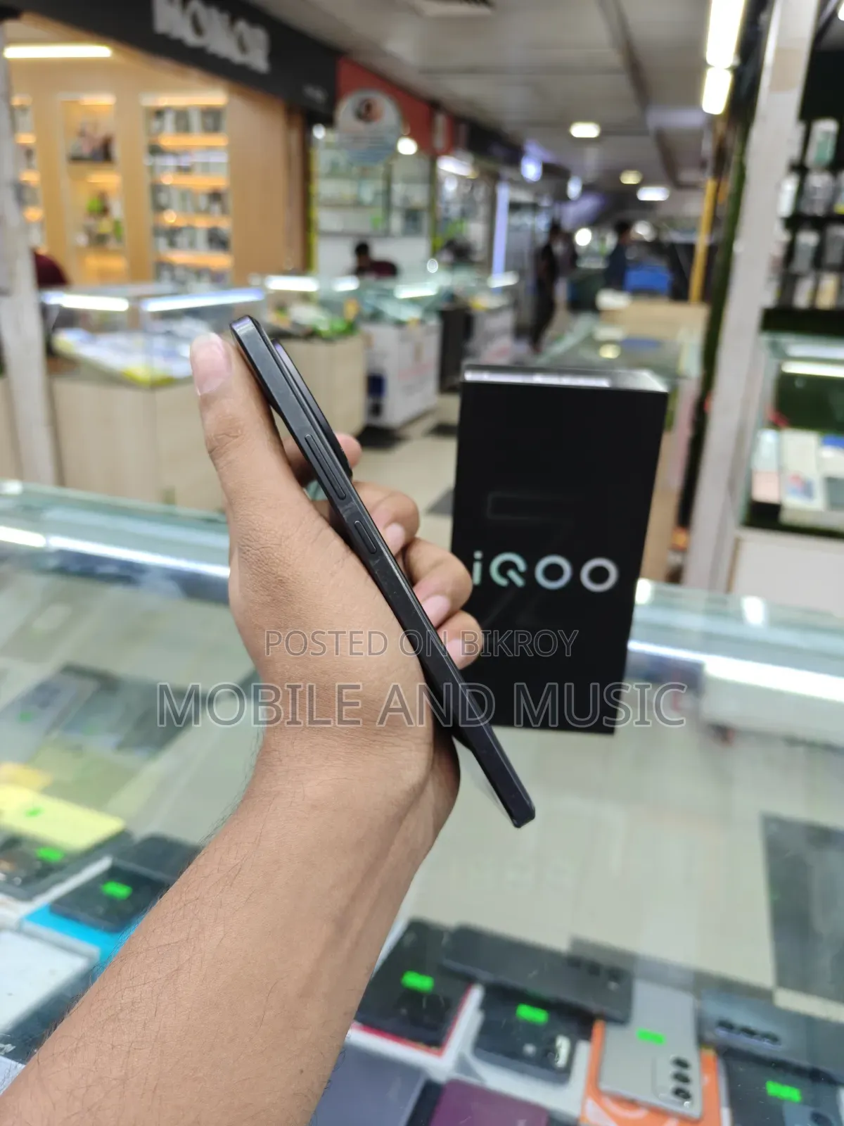 আইকিউওও ২৫৬ জিবি ব্ল্যাক