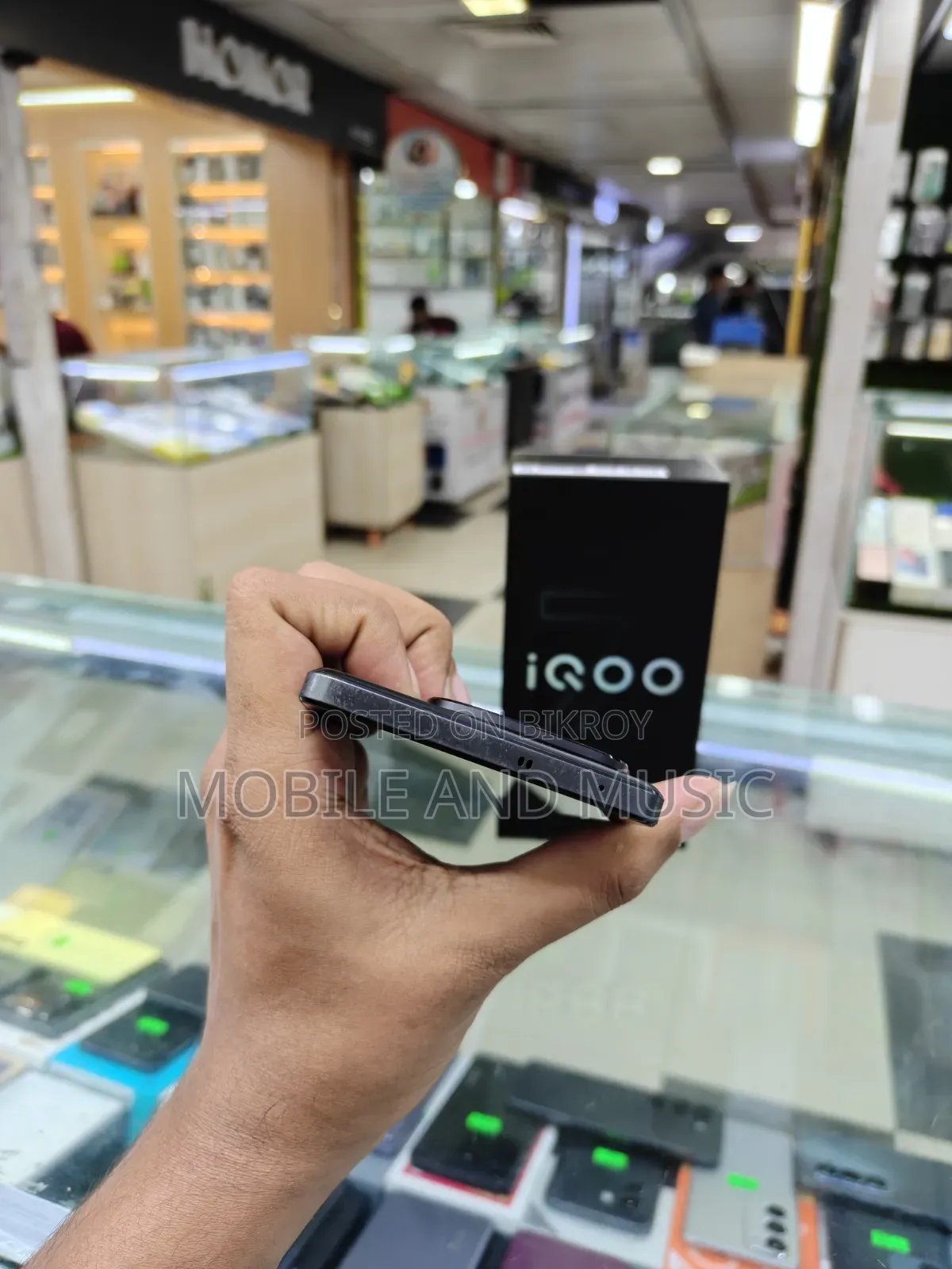 আইকিউওও ২৫৬ জিবি ব্ল্যাক