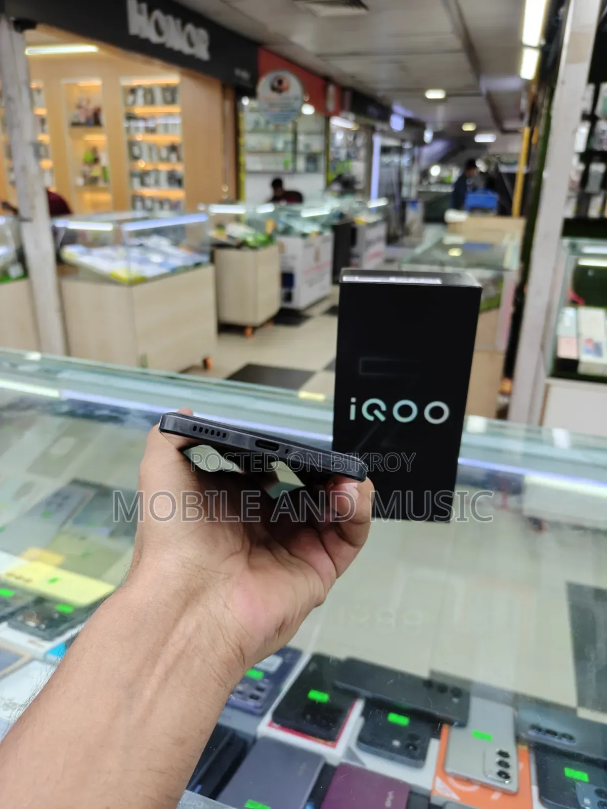 আইকিউওও ২৫৬ জিবি ব্ল্যাক