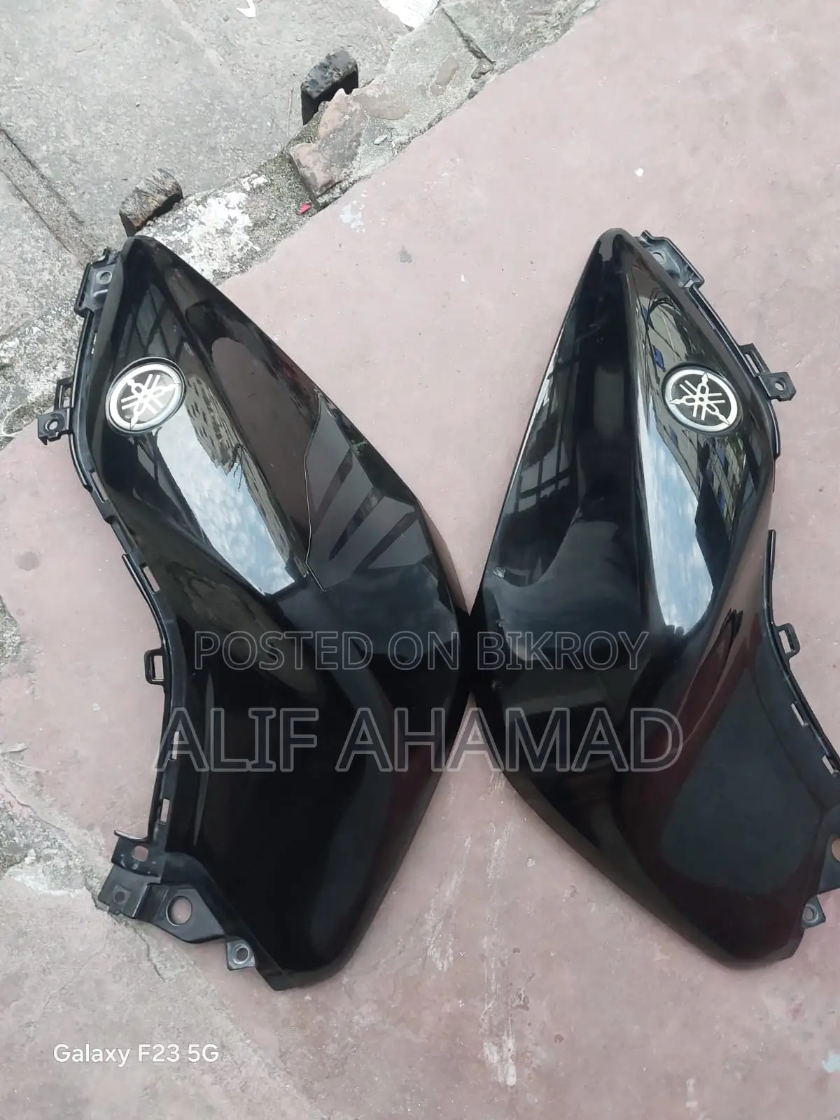 MT-15 Double Side Tank Cover, Back No Plate Light, Left Handle Bar End