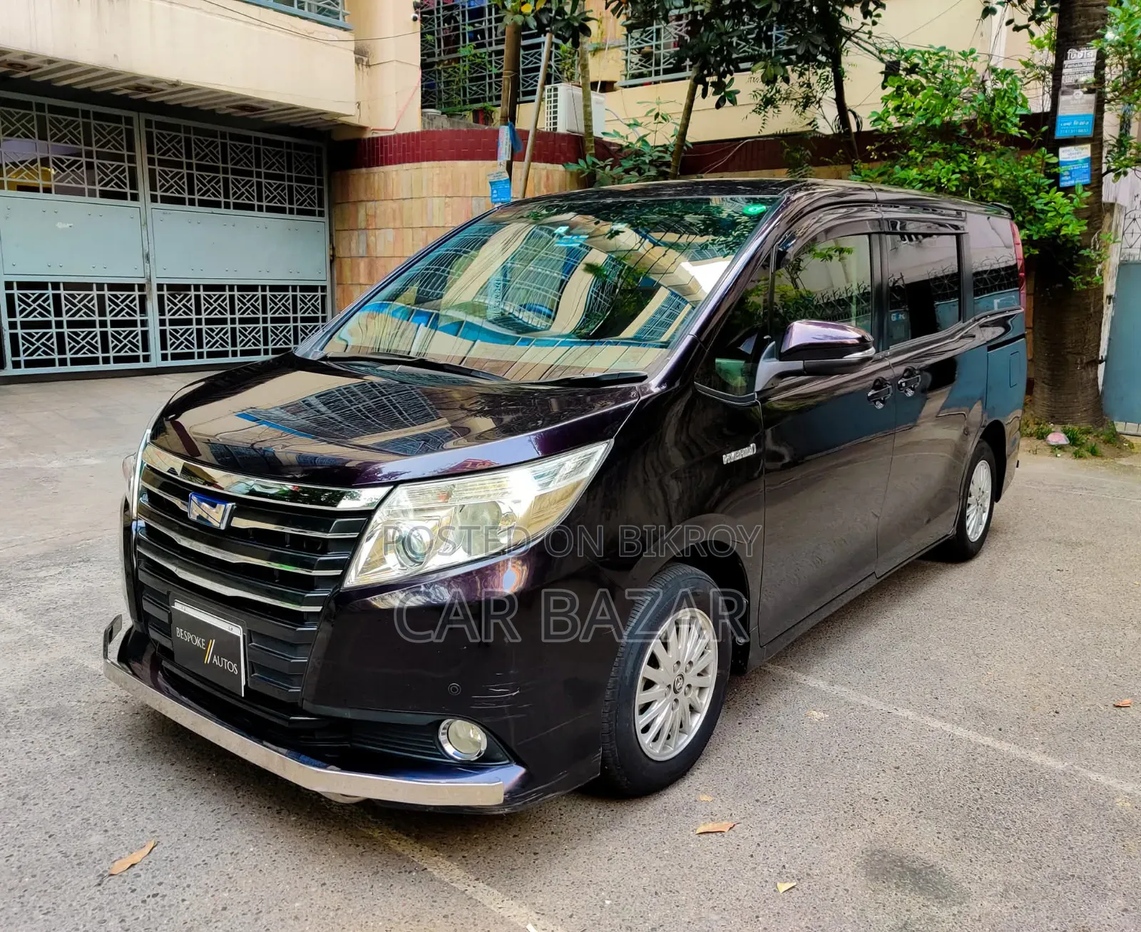 Toyota Noah 1.8 Front-Wheel Drive Hybrid (7 seater) 2017 Black