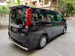 Toyota Noah 1.8 Front-Wheel Drive Hybrid (7 seater) 2017 Black
