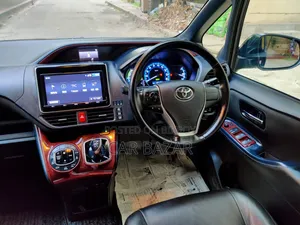 Toyota Noah 1.8 Front-Wheel Drive Hybrid (7 seater) 2017 Black