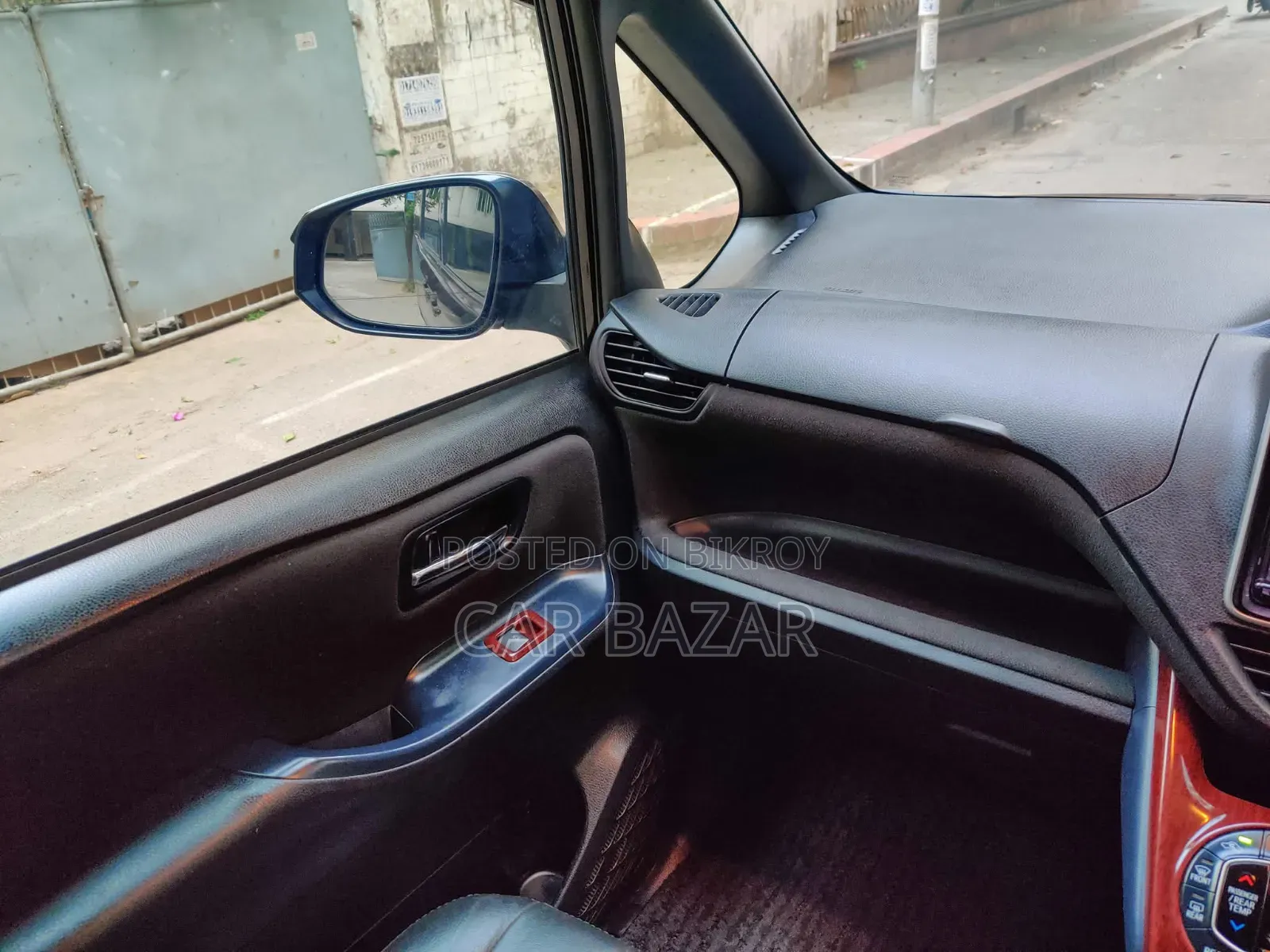Toyota Noah 1.8 Front-Wheel Drive Hybrid (7 seater) 2017 Black