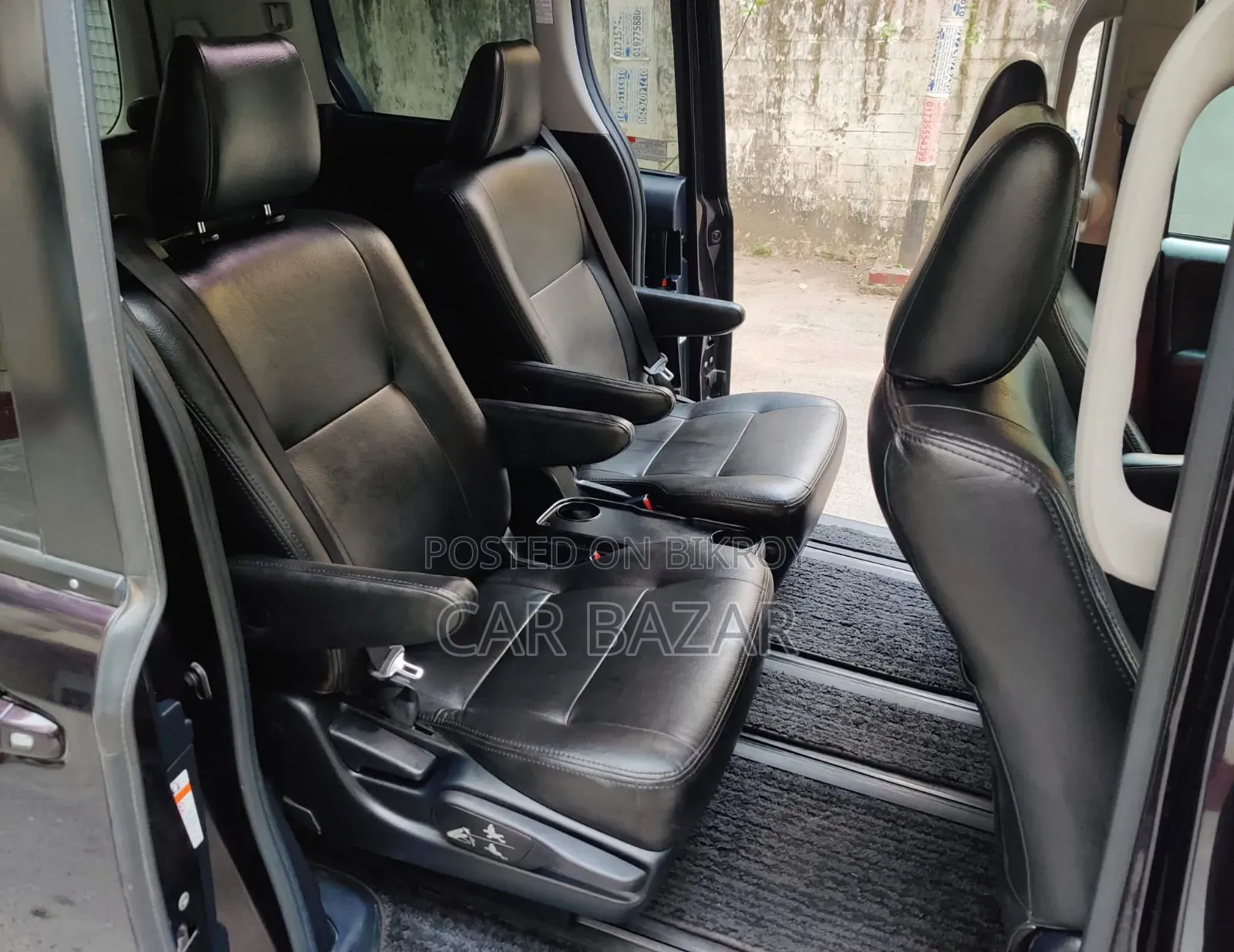 Toyota Noah 1.8 Front-Wheel Drive Hybrid (7 seater) 2017 Black