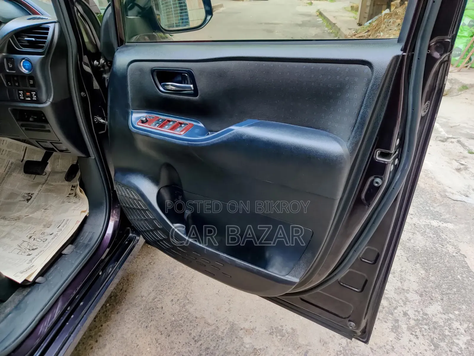 Toyota Noah 1.8 Front-Wheel Drive Hybrid (7 seater) 2017 Black