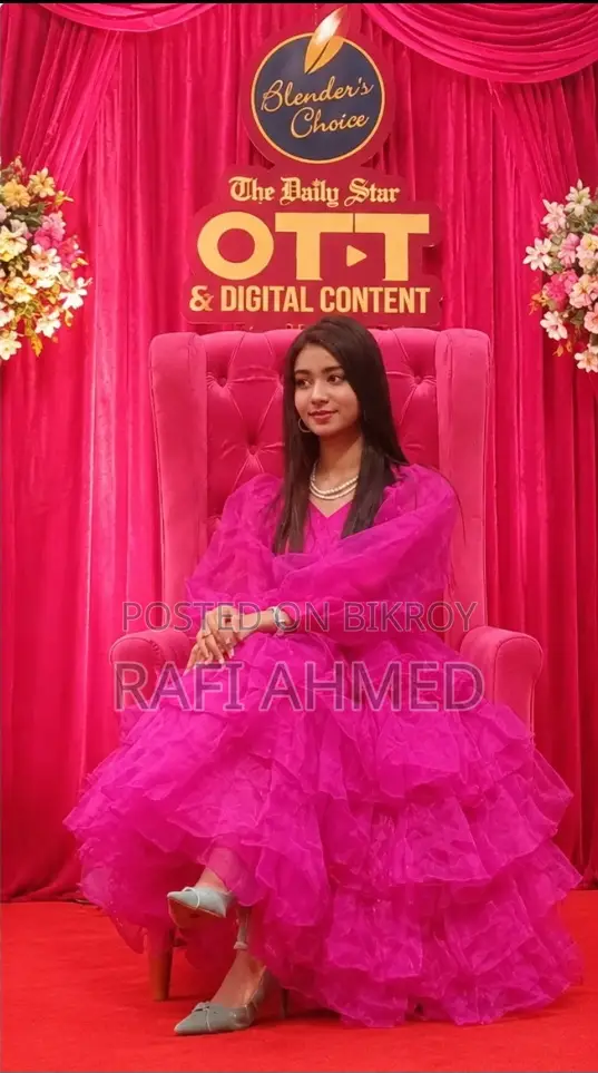 গোলাপী গাউন