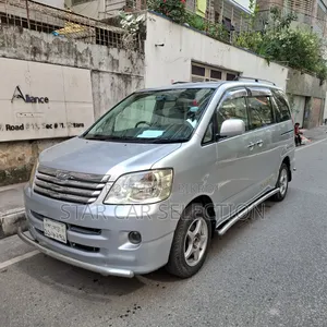 Toyota Noah 2004 Silver
