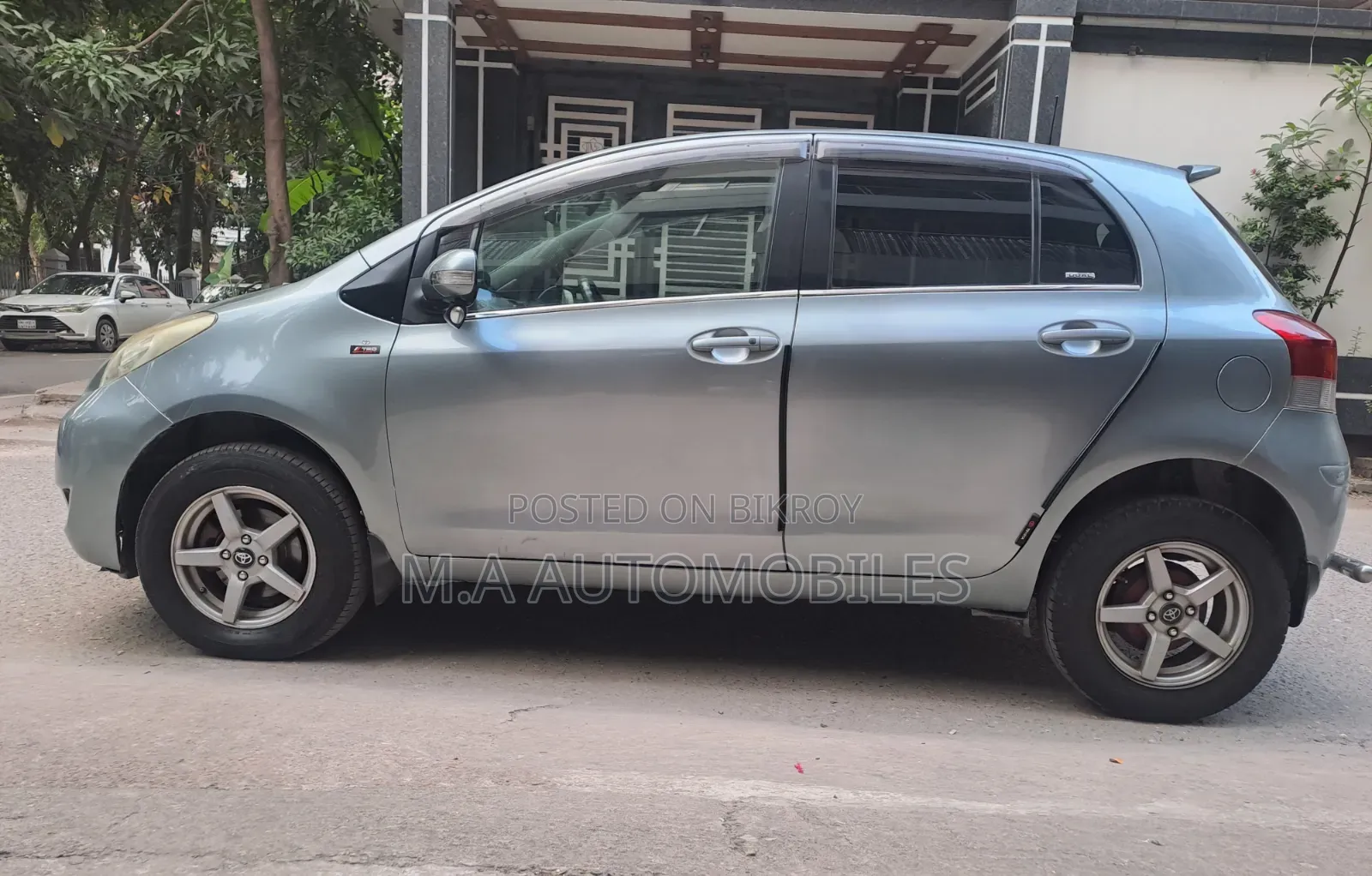 Toyota Vitz 2010 Gray