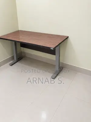ওটোবি এক্সিকিউটিভ টেবিল চেয়ার সহ
