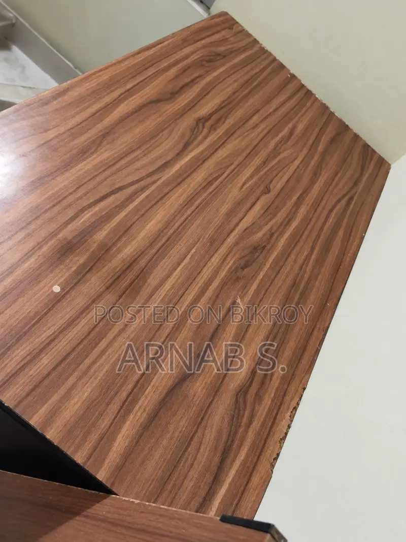 ওটোবি এক্সিকিউটিভ টেবিল চেয়ার সহ