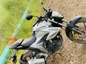 সুজুকি গিক্সার ২০২০ রূপালী