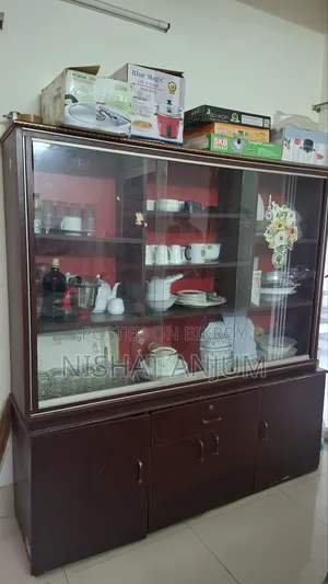 তিন পাল্লার বোর্ডের শোকেজ