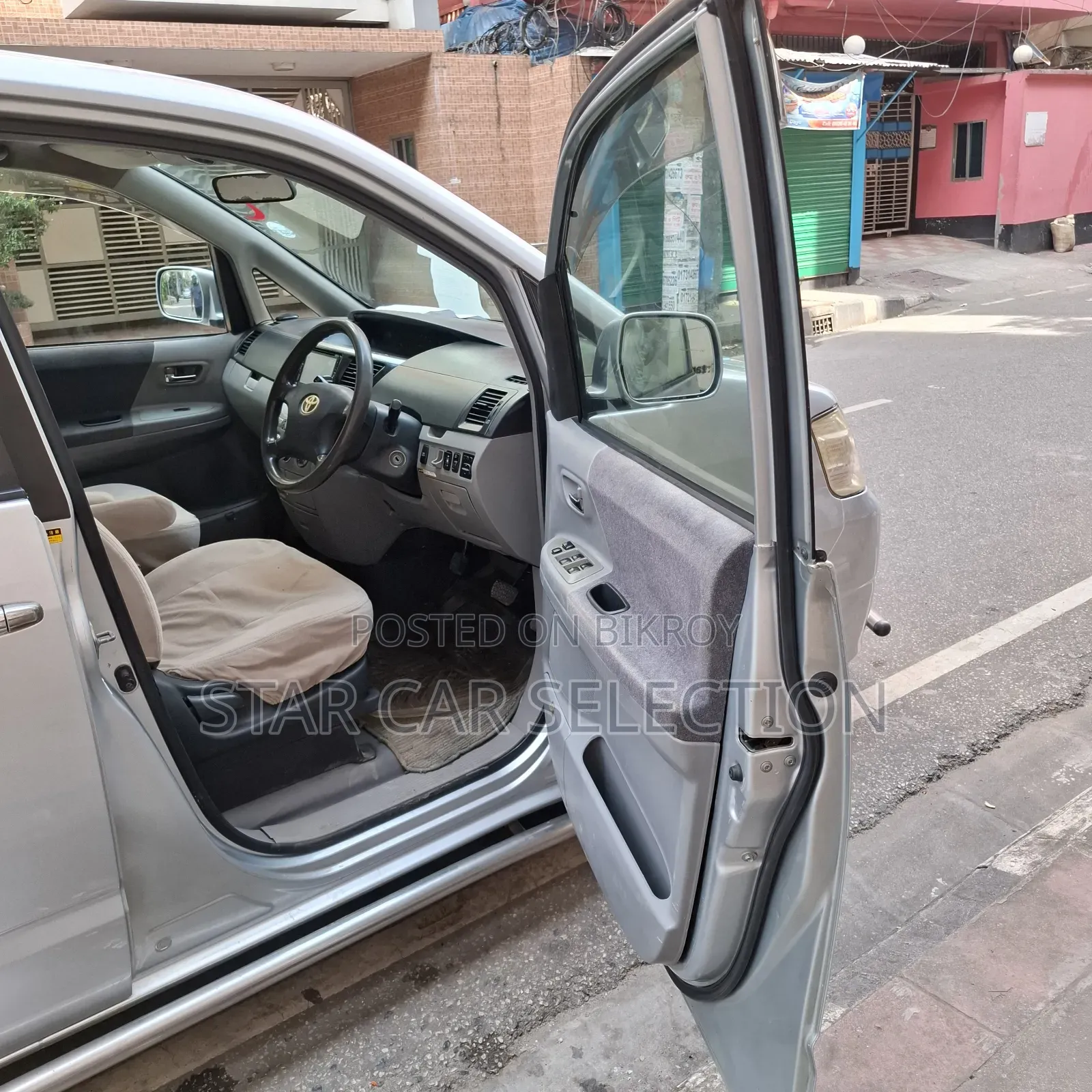 Toyota Noah 2004 Silver