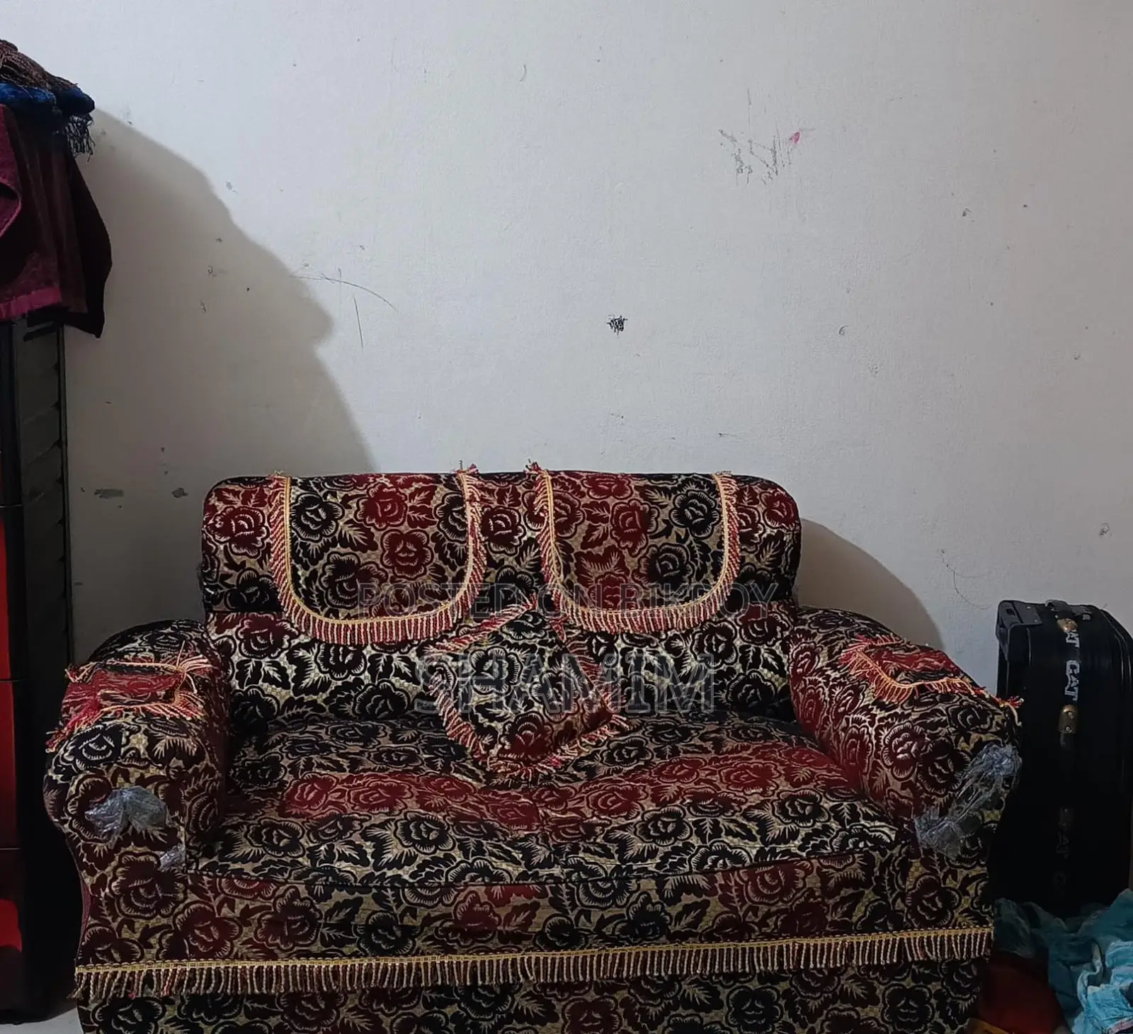 সোফা বিক্রি করা হবে. কভার সহ।
