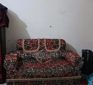 সোফা বিক্রি করা হবে. কভার সহ।