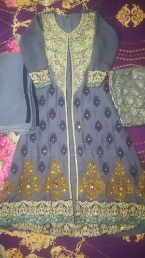 গ্রে এবং গোল্ড এমব্রয়ডারি করা পার্টি ওয়্যার লেহেঙ্গা