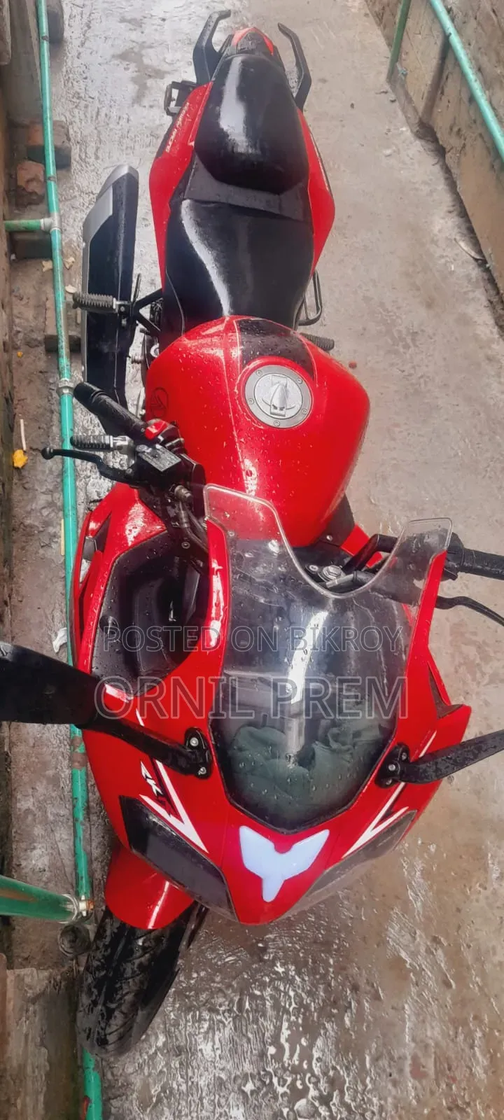মোটরসাইকেল ২০২১ লাল