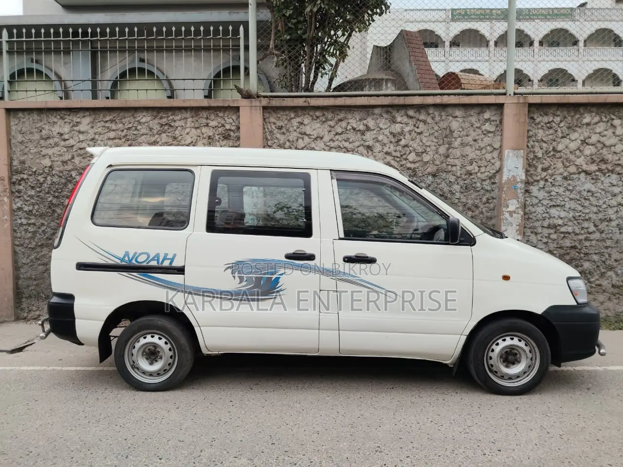 Toyota Noah 2.0 Front-Wheel Drive (8 Seater) 2006 White