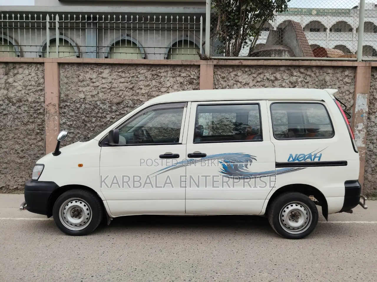 Toyota Noah 2.0 Front-Wheel Drive (8 Seater) 2006 White
