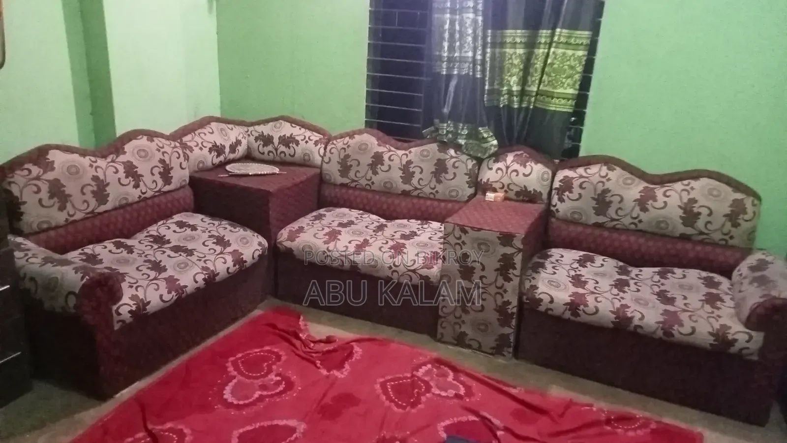 একটি পুরাতন সোফা বিকরি হবে
