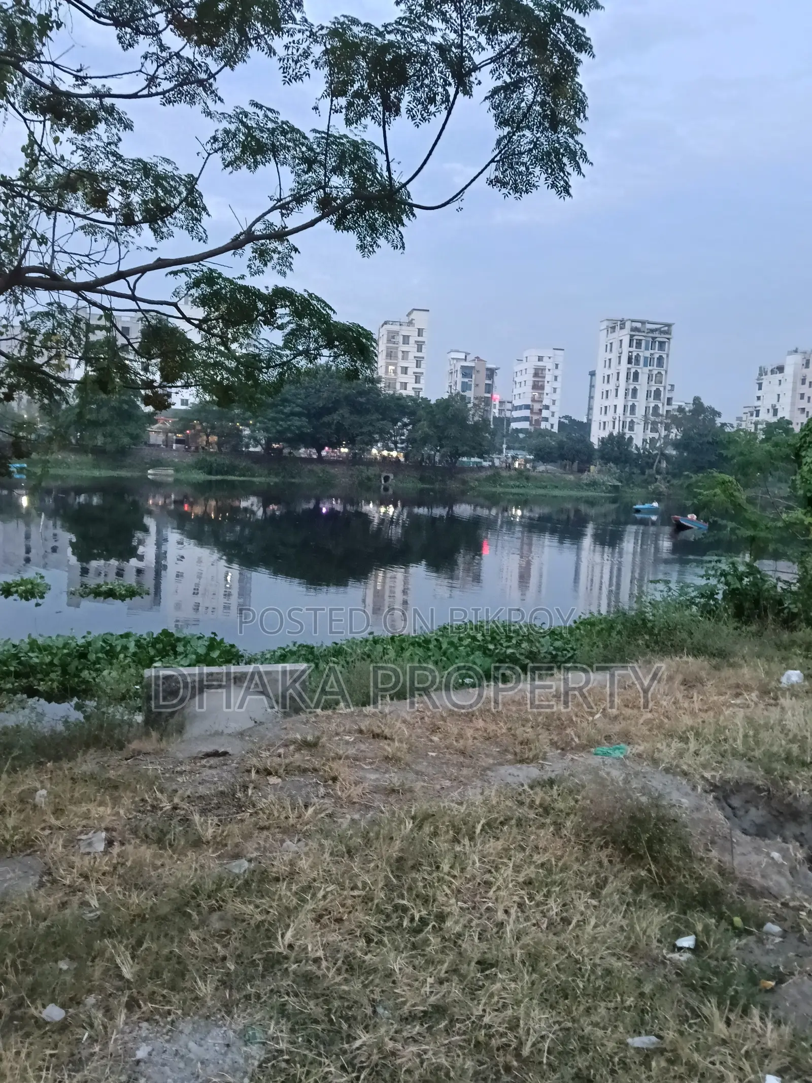 সেক্টর-১৫/ডি এ লেক ভিউ কর্নার ৫ কাঠা উত্তর