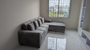 একটি সোফা সেট বিক্রির জন্য রয়েছে
