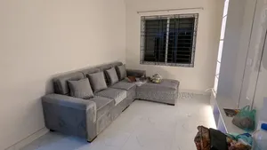 একটি সোফা সেট বিক্রির জন্য রয়েছে