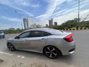 হোন্ডা সিভিক ২০১৭ রূপালি