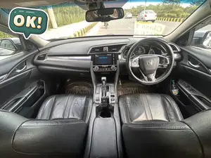 হোন্ডা সিভিক ২০১৭ রূপালি