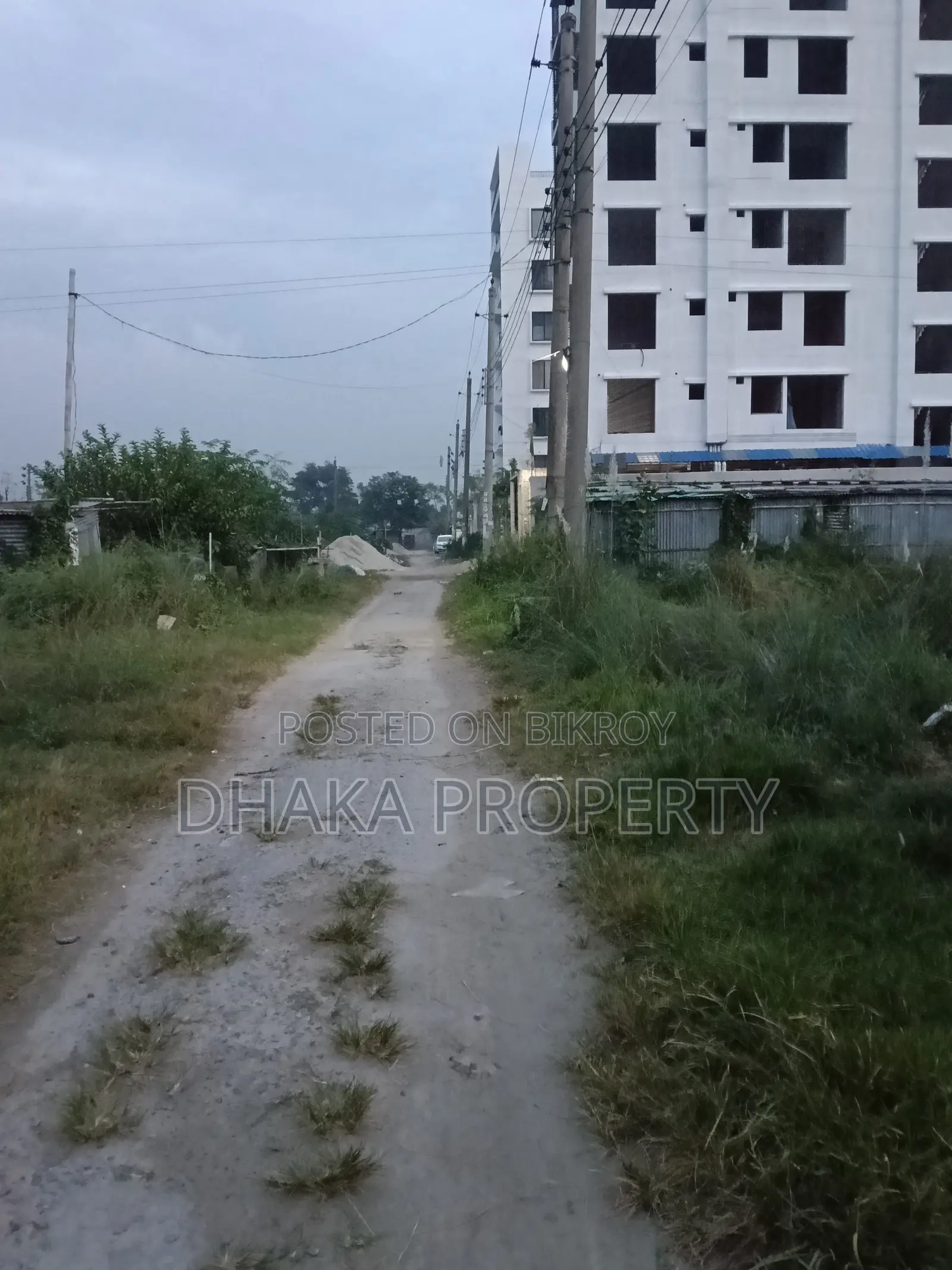 সেক্টর-১৫/ডি এ হ্রদের কাছাকাছি ৩ কাঠা দক্ষিণমুখী জমি।