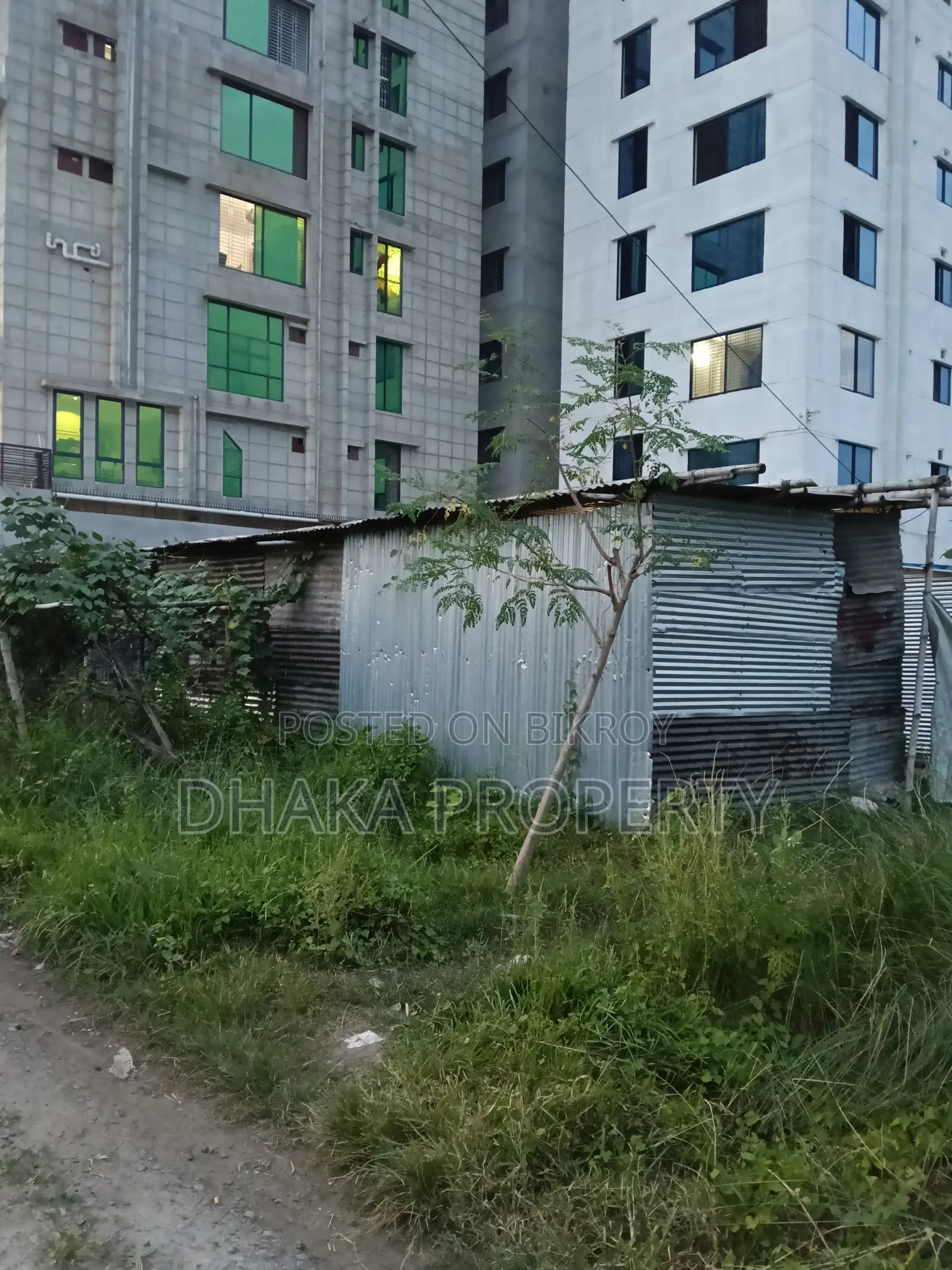 সেক্টর-১৫/ডি এ হ্রদের কাছাকাছি ৩ কাঠা দক্ষিণমুখী জমি।