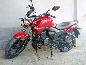 Honda CB 2015 Red