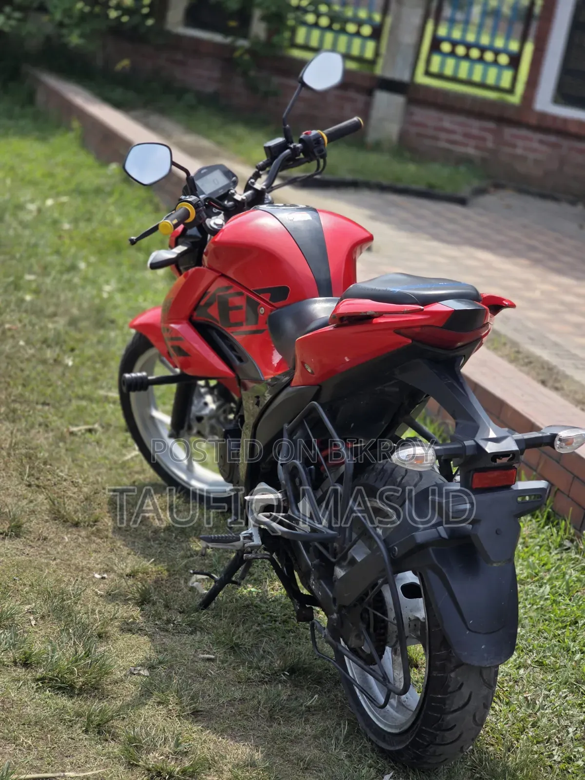 সুজুকি জিক্সার ২০২২ লাল