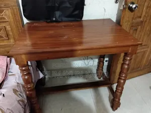 কাঠের টেবিল