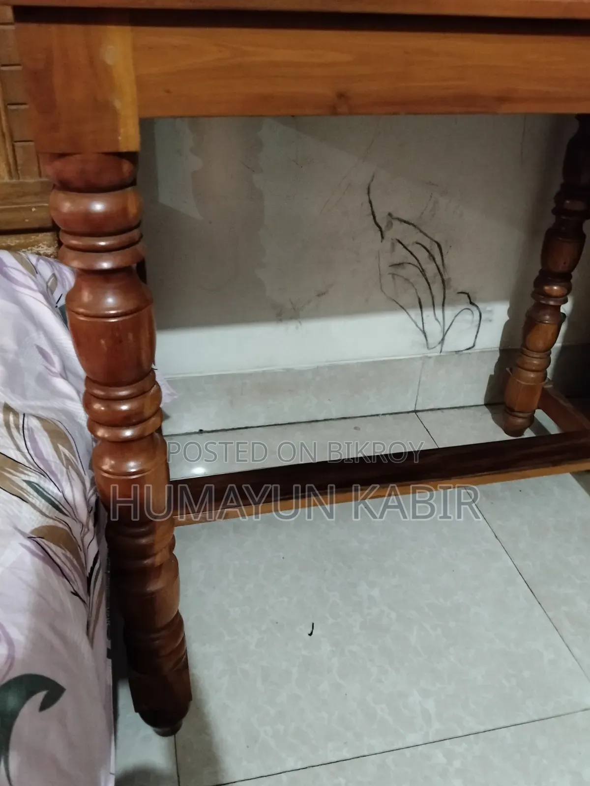 কাঠের টেবিল