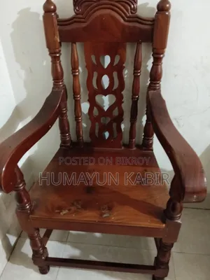 কাঠের চেয়ার