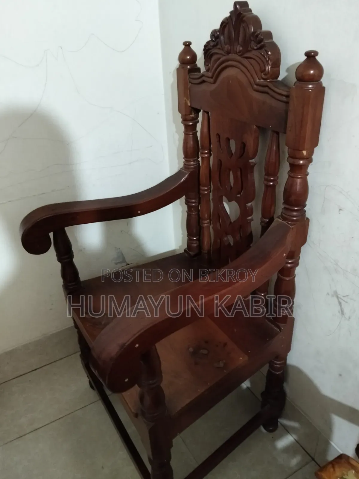 কাঠের চেয়ার
