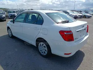 টয়োটা এক্সিও ২০২১ সাদা