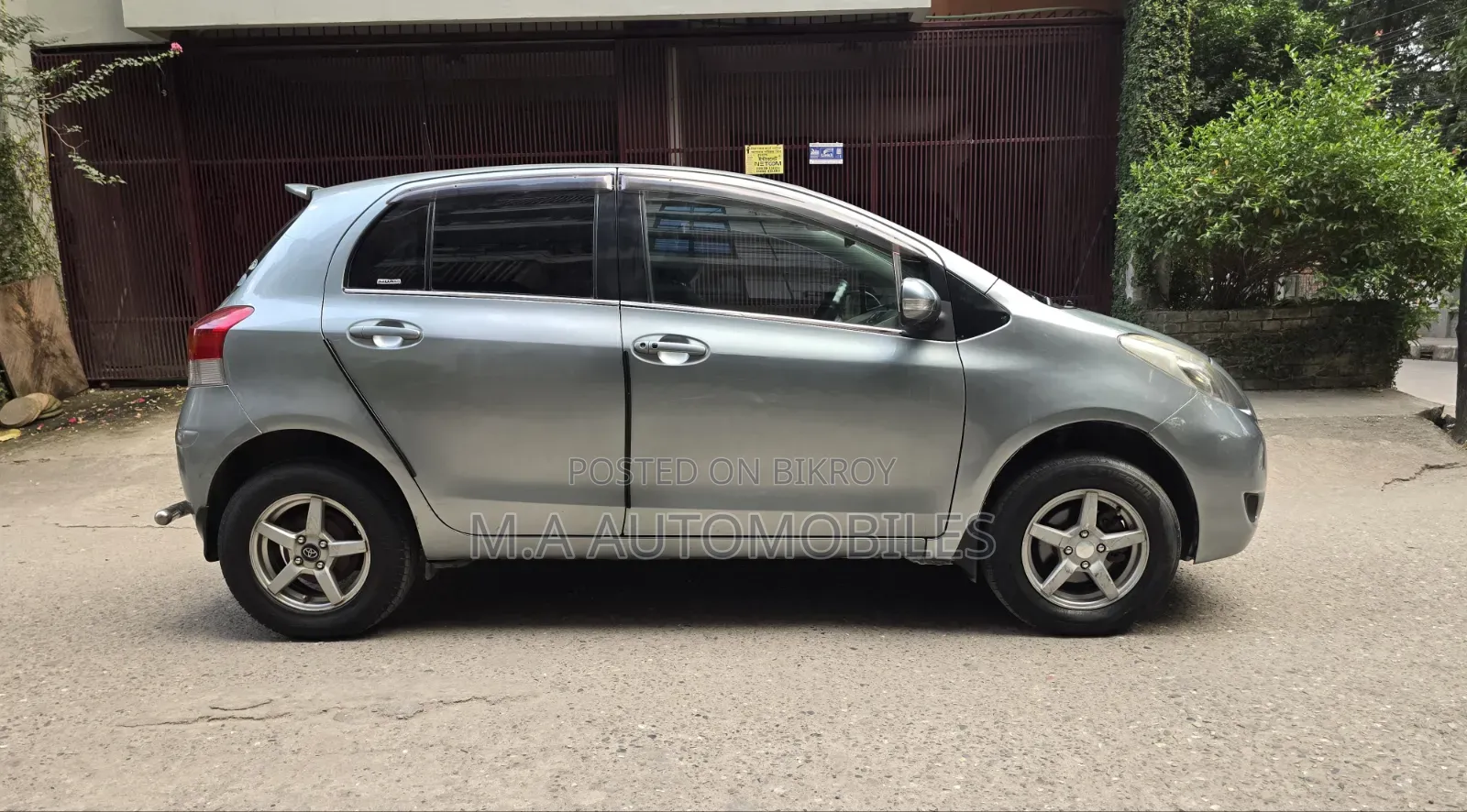 Toyota Vitz 2010 Gray