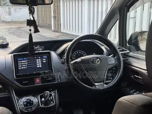Toyota Esquire 1.8 FWD Hybrid (7 seater) 2017 Black