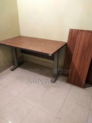 ওটোবি এক্সিকিউটিভ টেবিল চেয়ার সহ