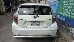 টয়োটা অ্যাকুয়া ২০১২ পার্ল