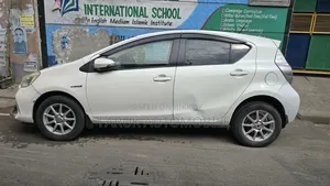 টয়োটা অ্যাকুয়া ২০১২ পার্ল