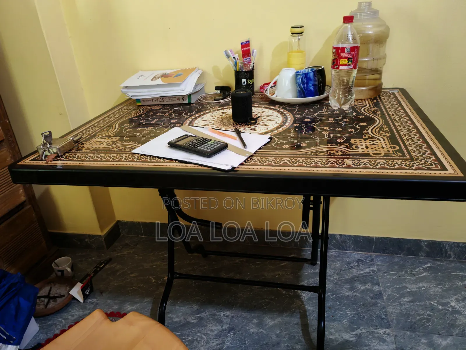 ফোল্ডিং টেবিল