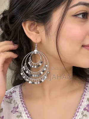 This Is a Beautiful Earings. It Is Not Heavy.
